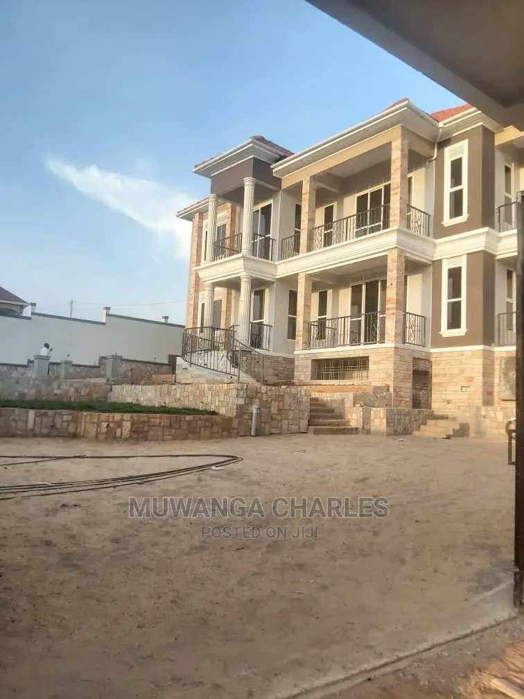 5bdrm Duplex in Fs Properties Ltd, Central Division for sale