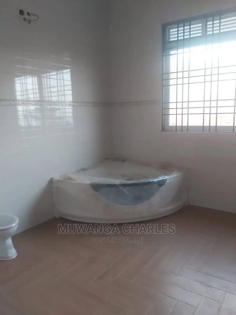 5bdrm Duplex in Fs Properties Ltd, Central Division for sale