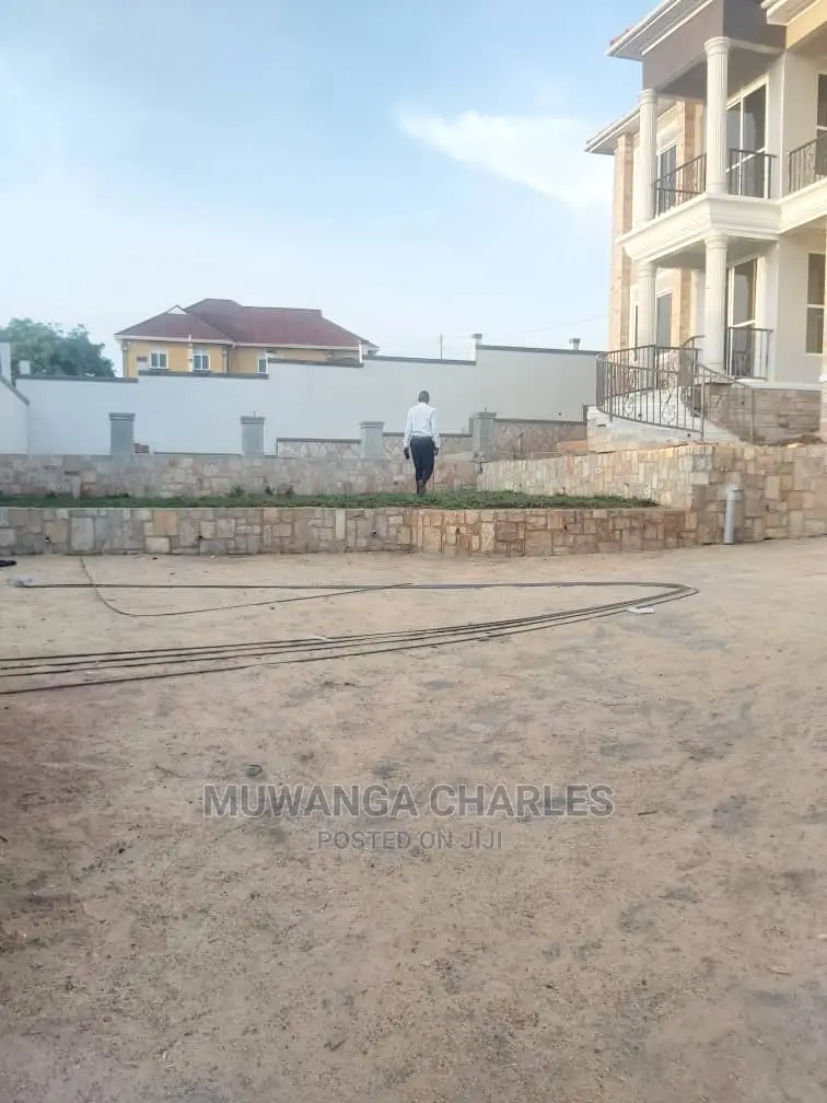 5bdrm Duplex in Fs Properties Ltd, Central Division for sale
