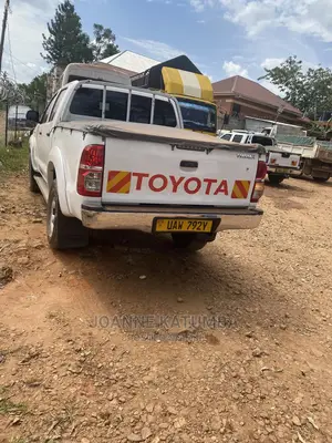 Toyota Hilux SR 4x4 2014 White