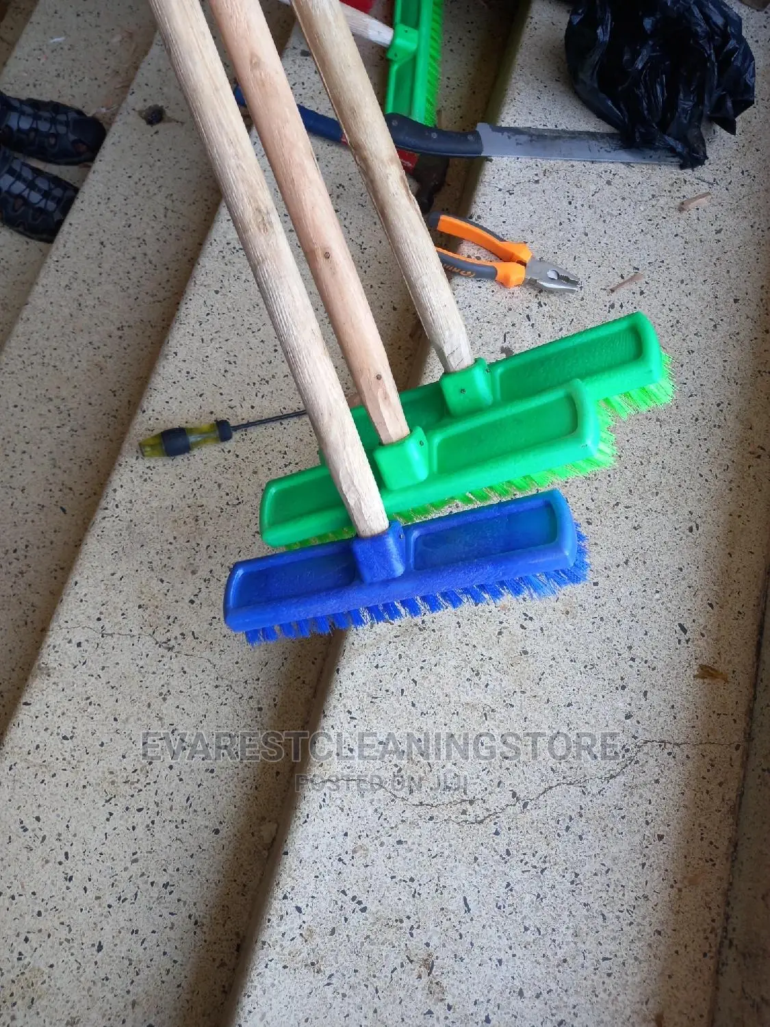 Scrabbling Brush