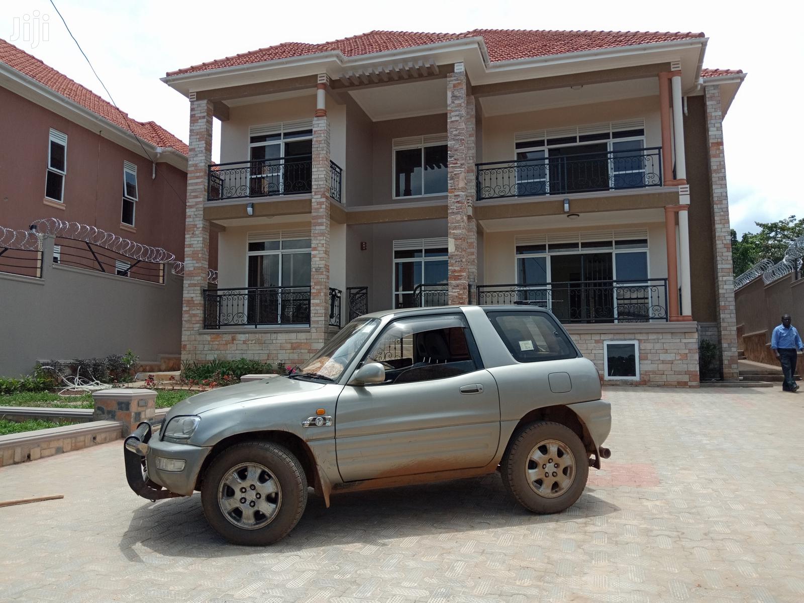 Kira's High Class Neigbourhood House Om Quick Sell