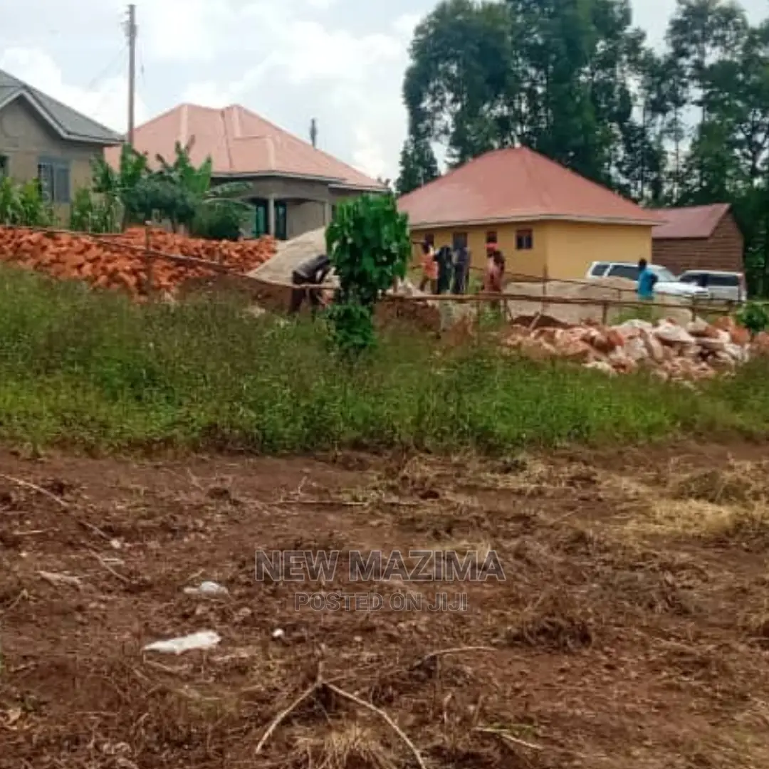 Very Prime Plot on Quicksale in Nsangi Maya Near Tarmac