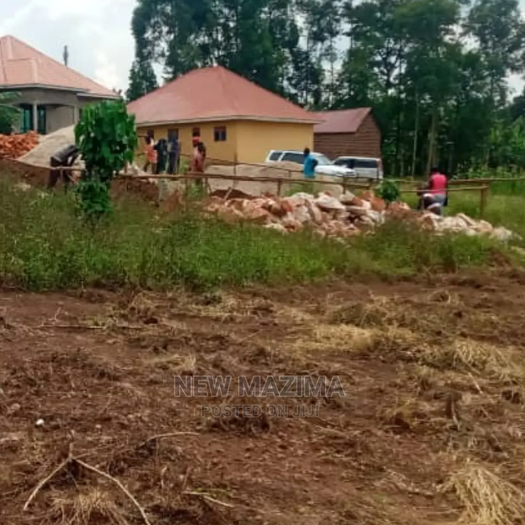 Very Prime Plot on Quicksale in Nsangi Maya Near Tarmac