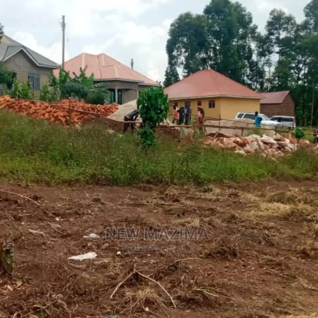 Very Prime Plot on Quicksale in Nsangi Maya Near Tarmac