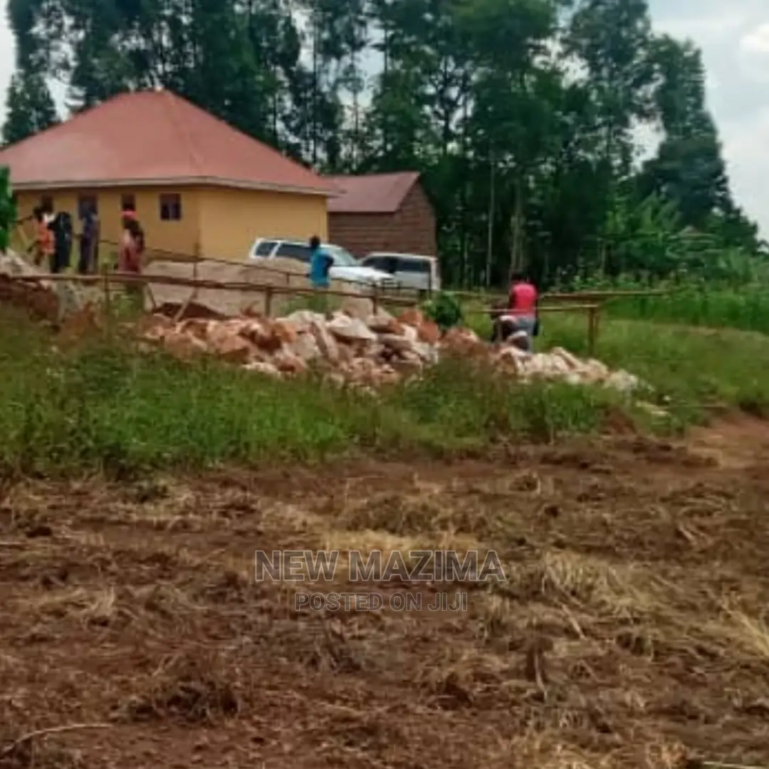 Very Prime Plot on Quicksale in Nsangi Maya Near Tarmac