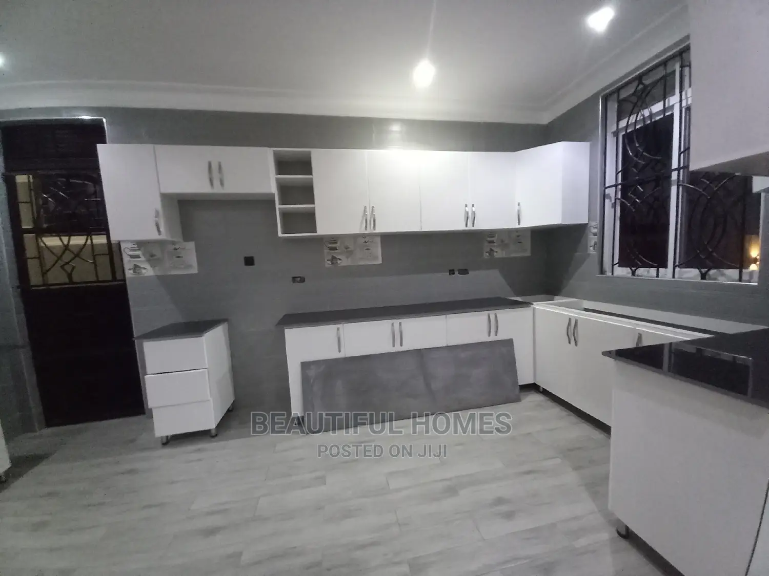Furnished 6bdrm Duplex in Kira for sale