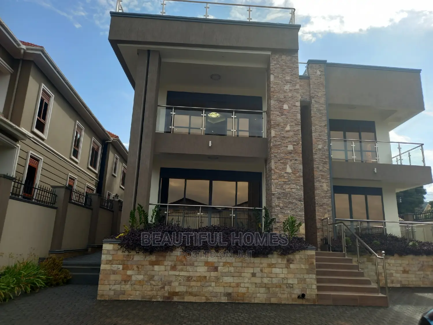 Furnished 6bdrm Duplex in Munyonyo Lake View, Makindye for sale