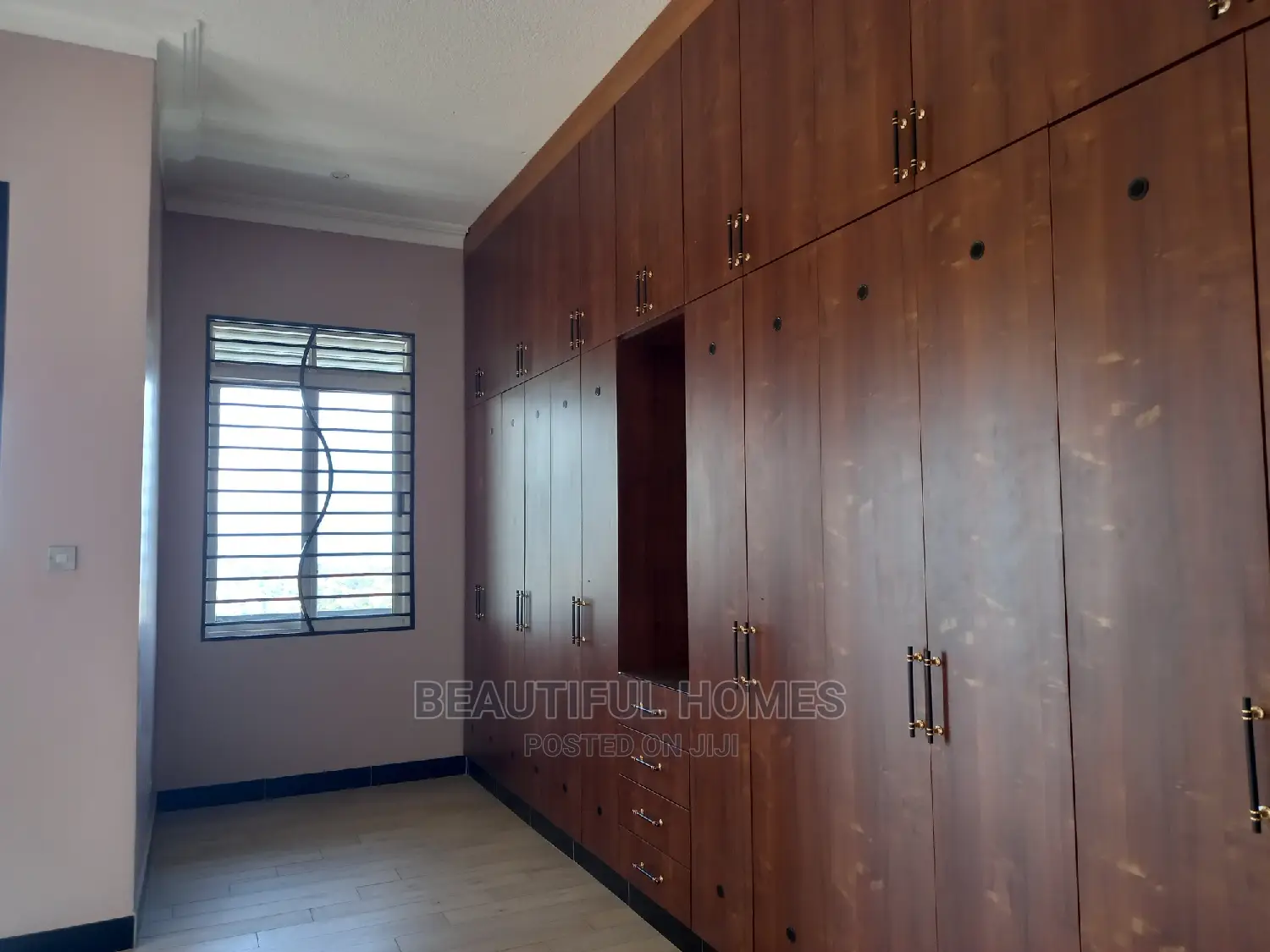 Furnished 6bdrm Mansion in Kigo Munyonyo, Central Division for sale