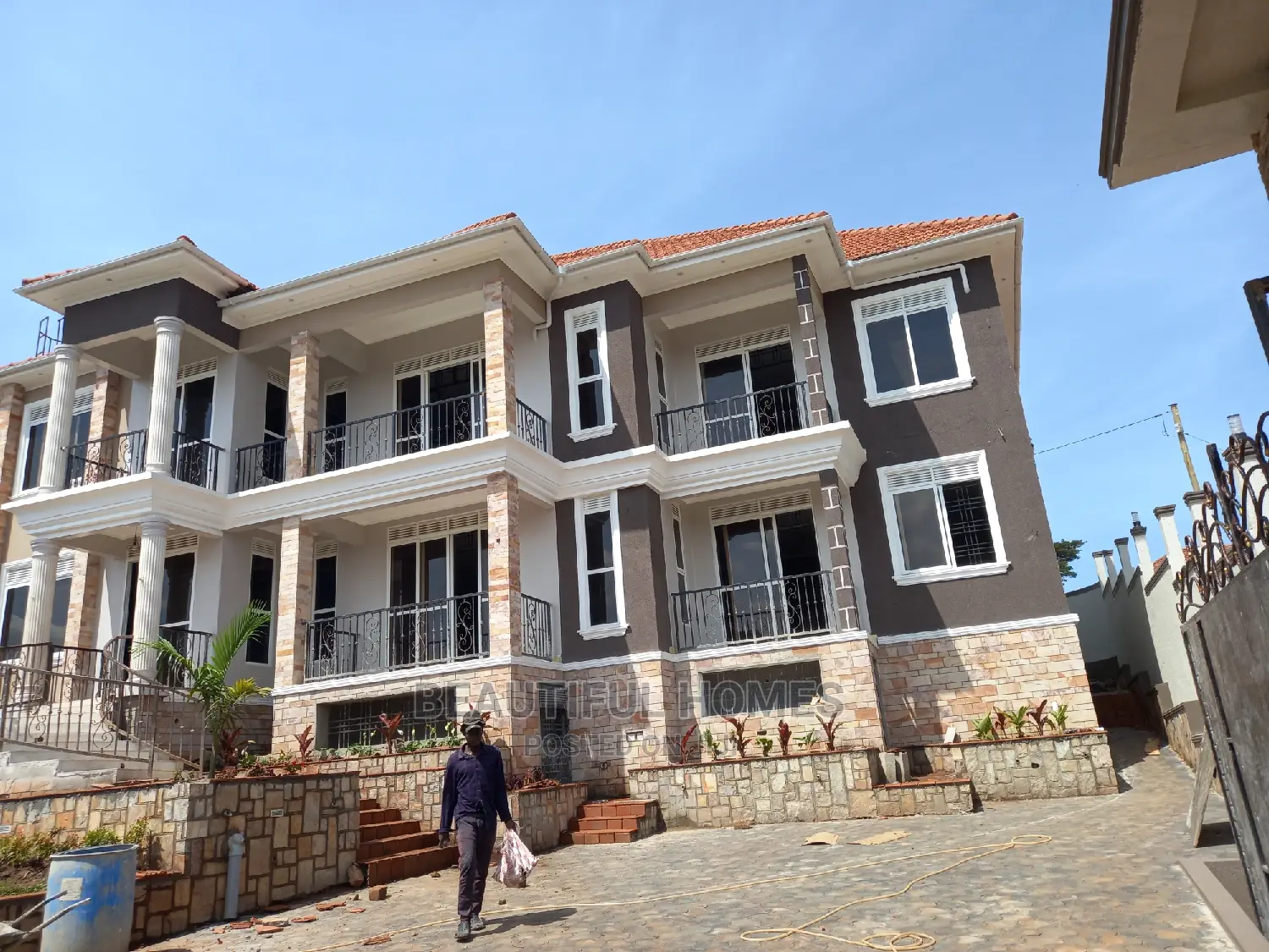 Furnished 6bdrm Mansion in Kigo Lake View, Makindye for sale