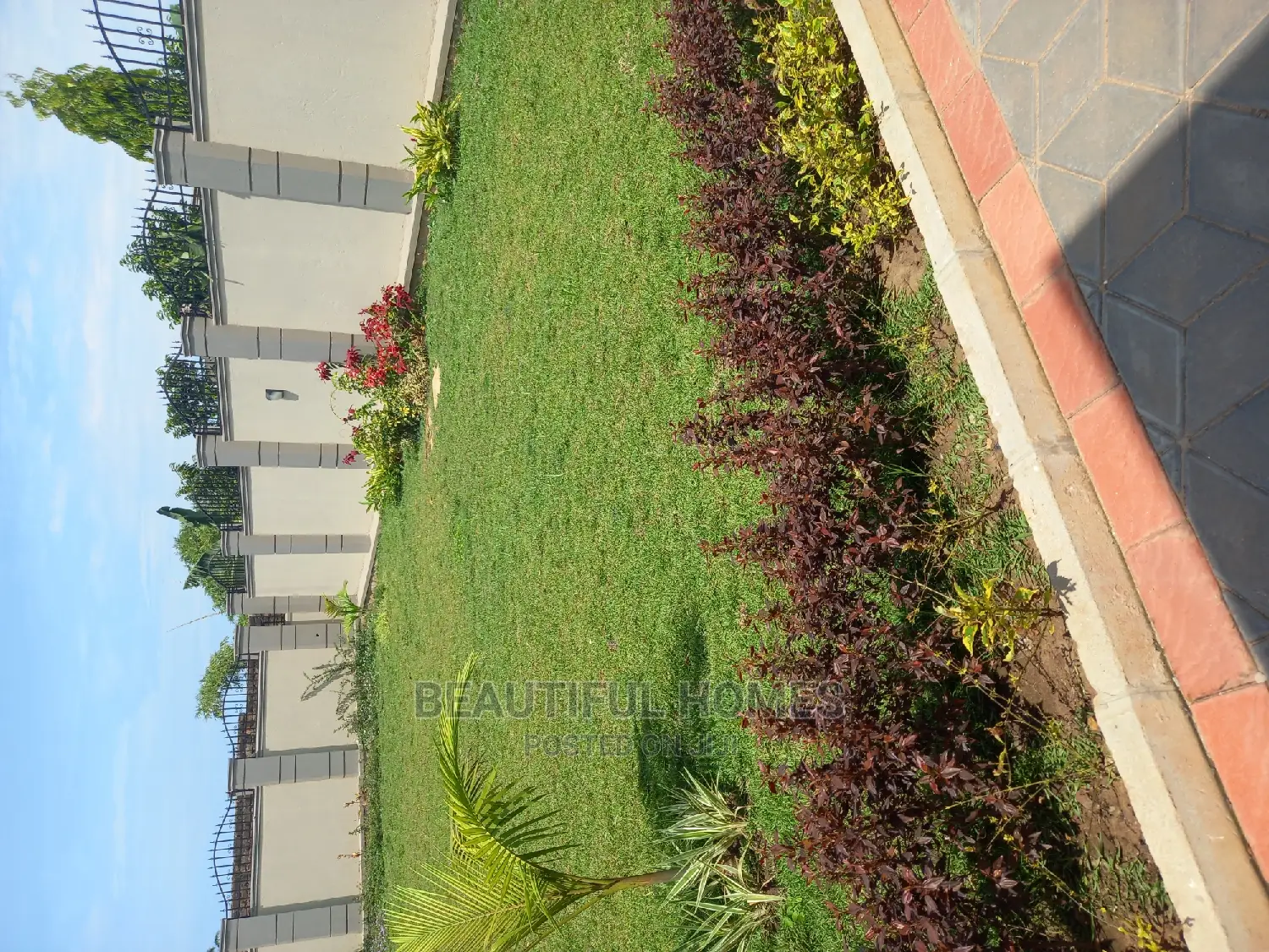 Furnished 6bdrm Duplex in Munyonyo Lake, Makindye for sale