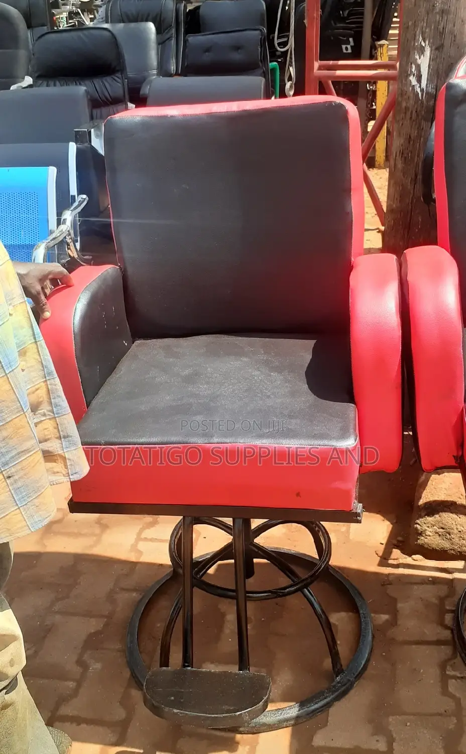 Confortable Saloon Chairs