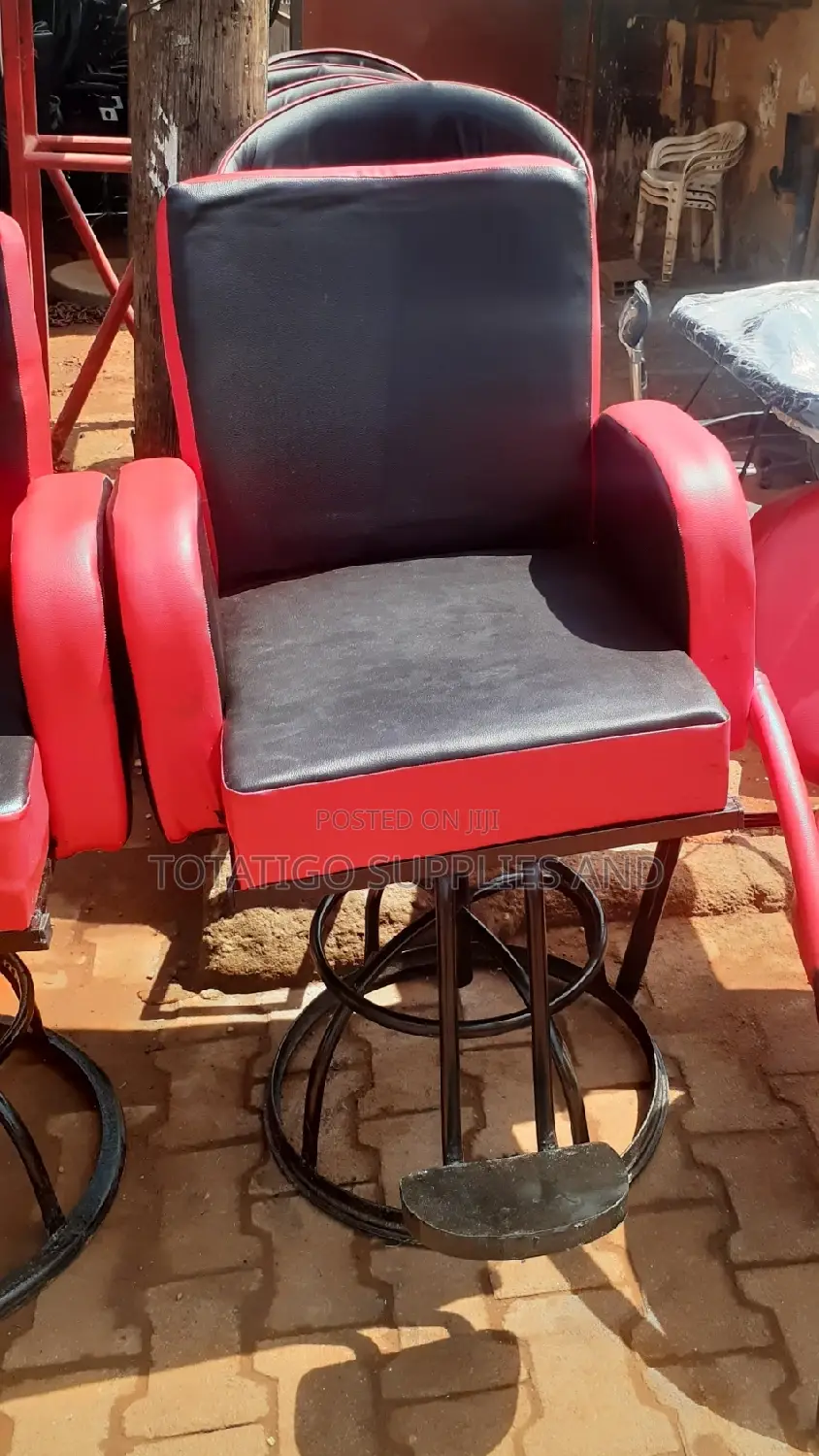 Confortable Saloon Chairs