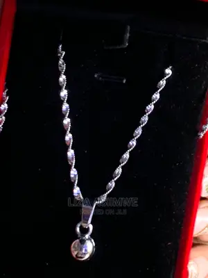 Simple and Elegant Lady’S Necklaces Available With the Box