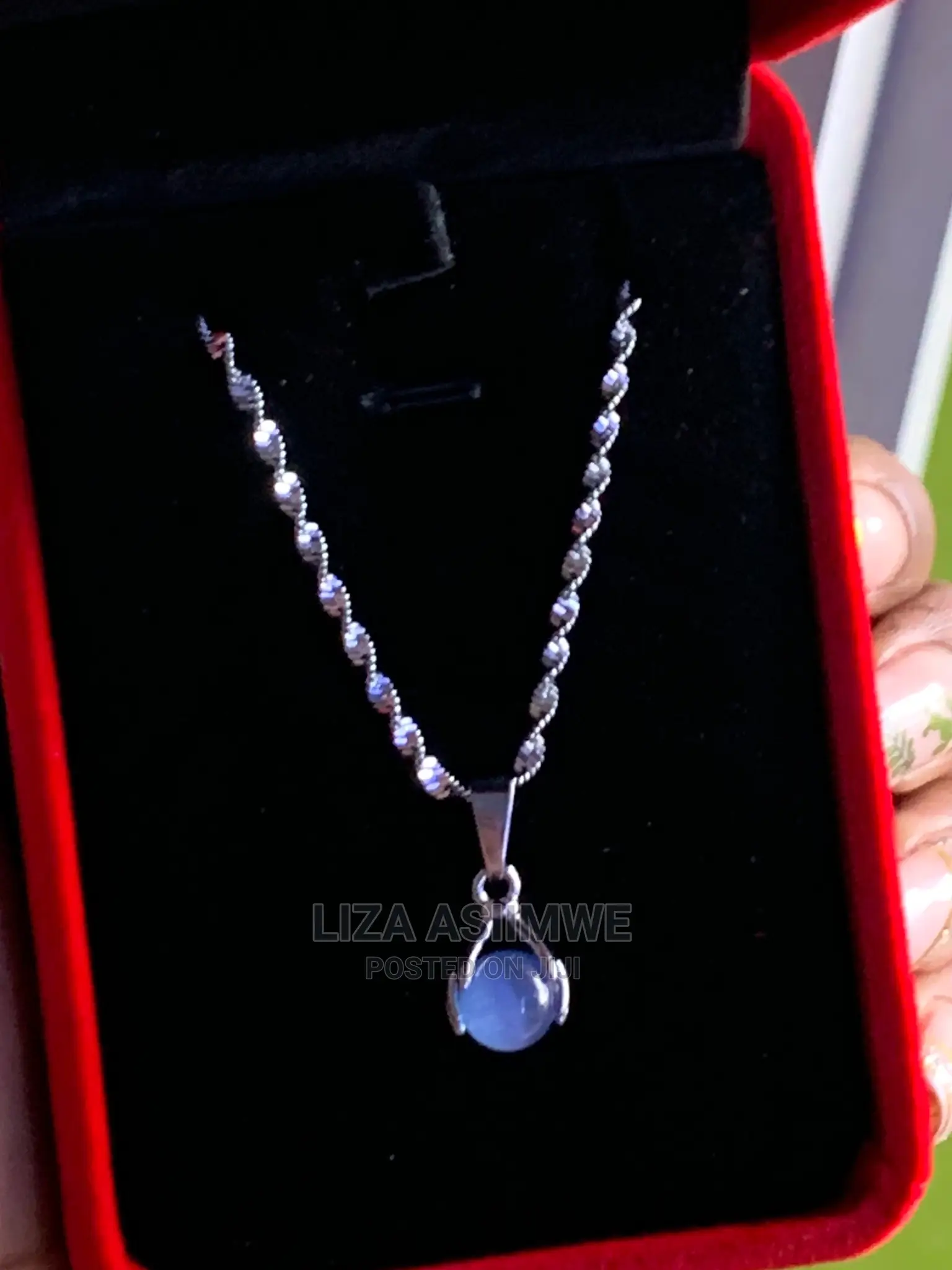 Simple Lady’S Necklaces Available With Its Box