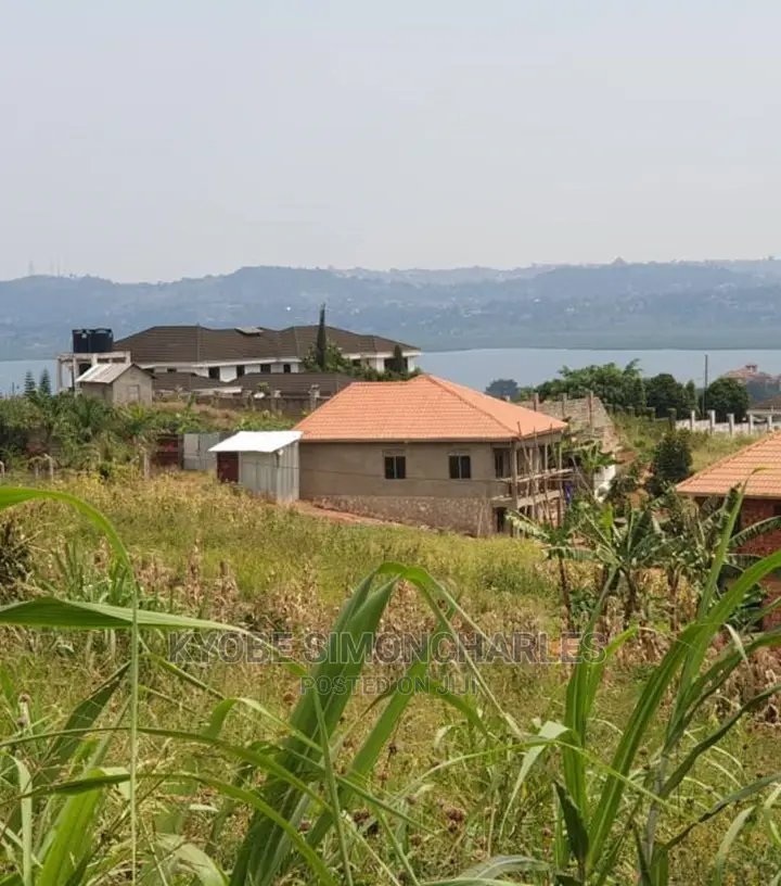 35 Decimals At Bwebajja With Lake View