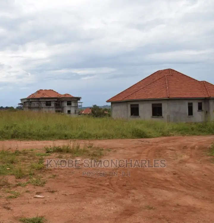 35 Decimals At Bwebajja With Lake View
