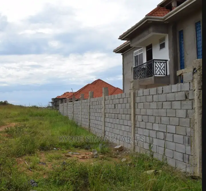 35 Decimals At Bwebajja With Lake View