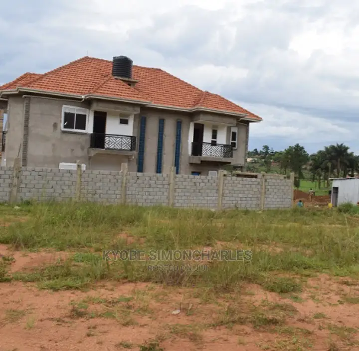 35 Decimals At Bwebajja With Lake View
