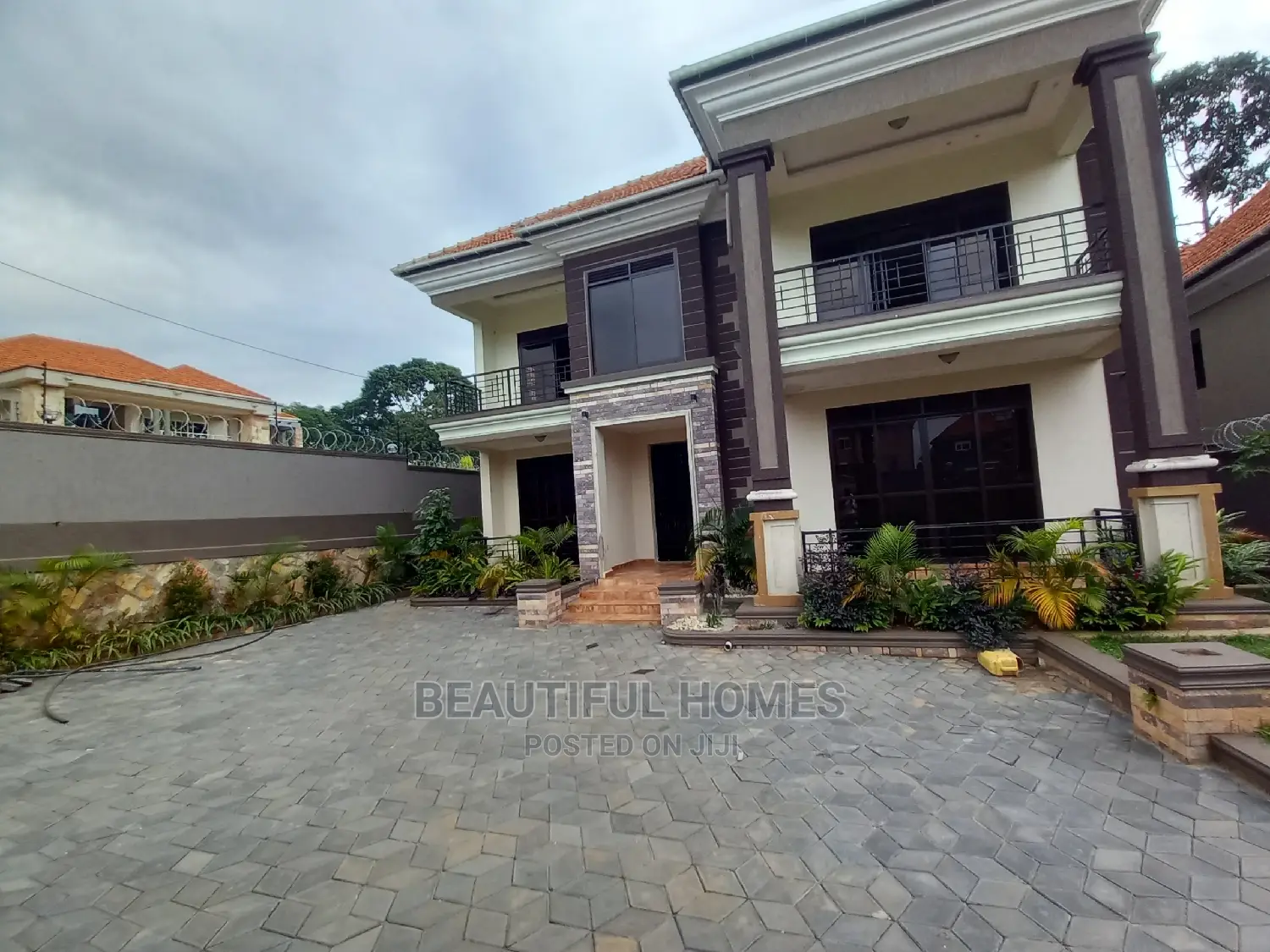 Furnished 5bdrm Duplex in Kisaasi Tarmack, Nakawa for sale