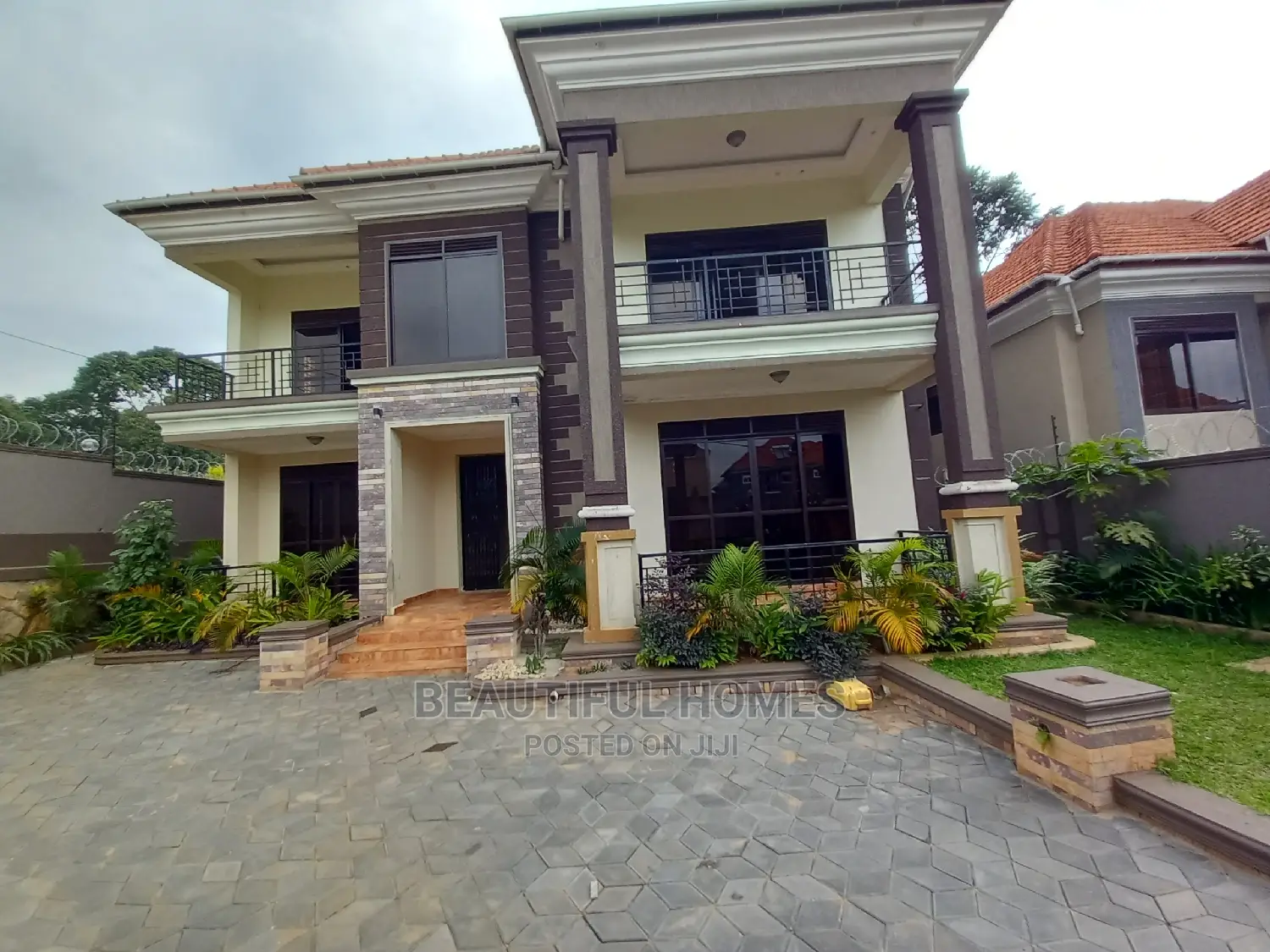 Furnished 5bdrm Duplex in Kisaasi Tarmack, Nakawa for sale