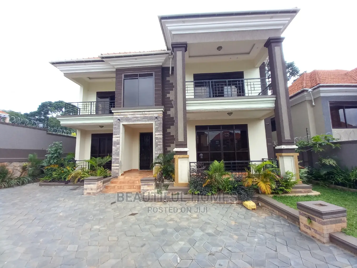 Furnished 5bdrm Duplex in Kisaasi Tarmack, Nakawa for sale