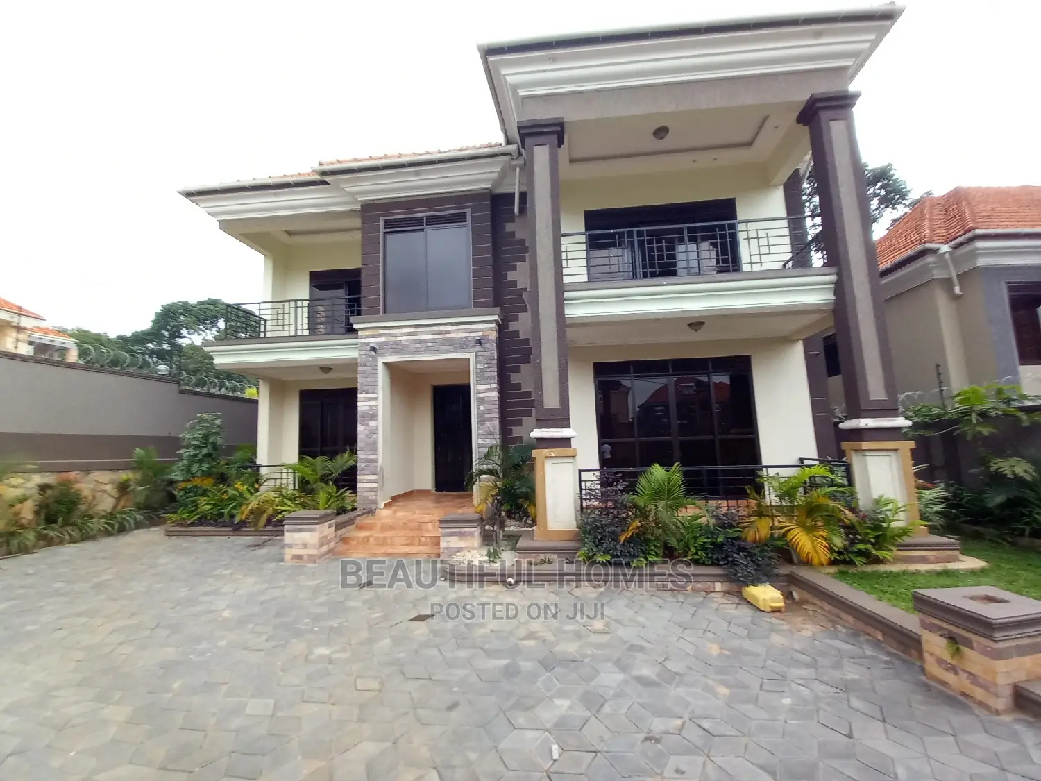Furnished 5bdrm Duplex in Kisaasi Tarmack, Nakawa for sale