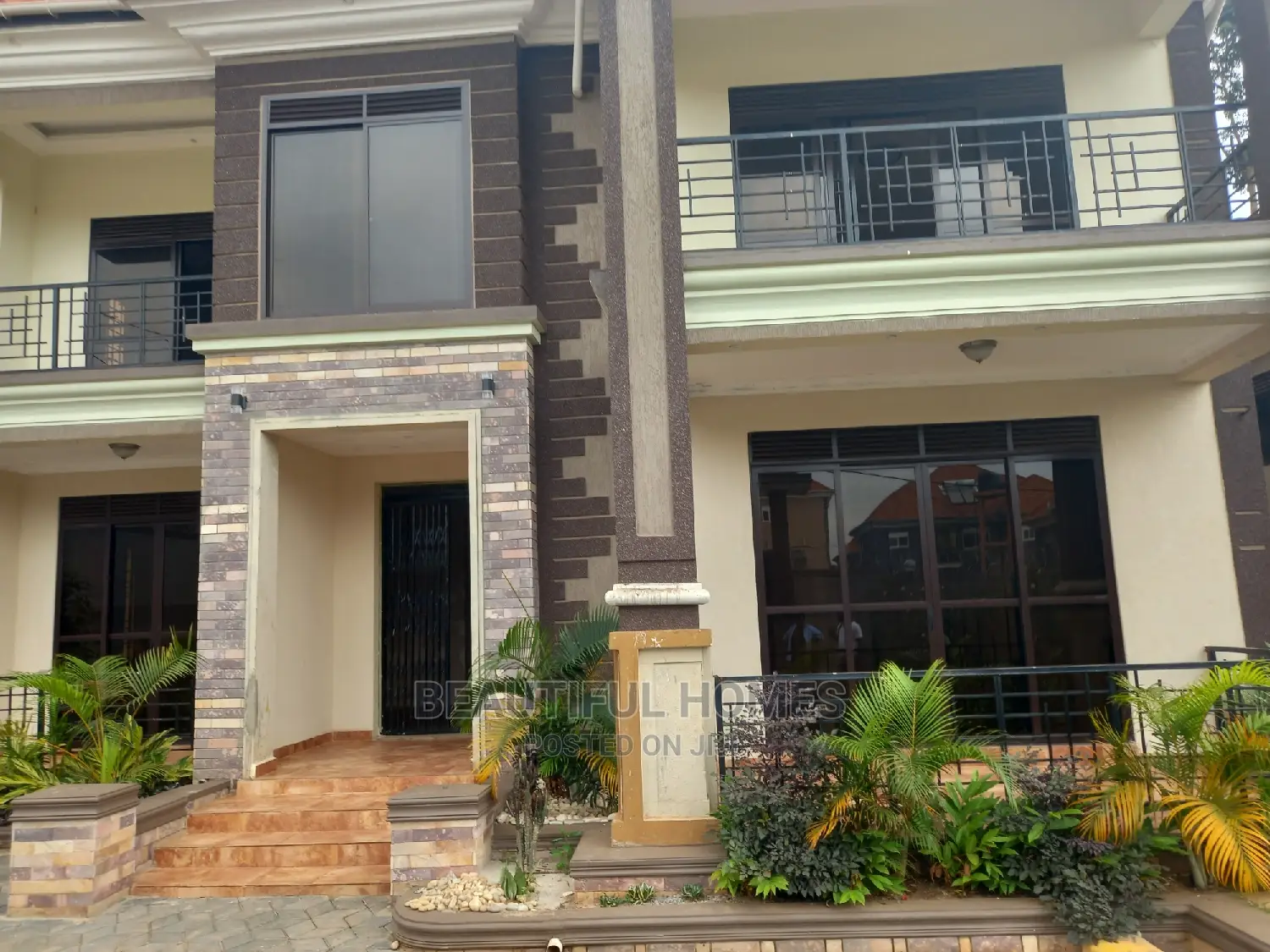 Furnished 5bdrm Duplex in Kisaasi Tarmack, Nakawa for sale