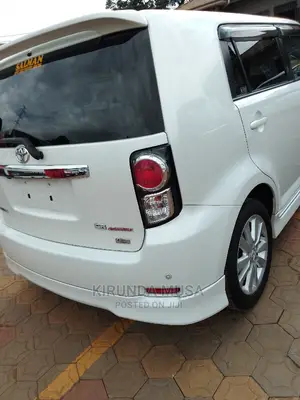 Toyota Corolla Rumion Hatchback 1.5 FWD 2010 White