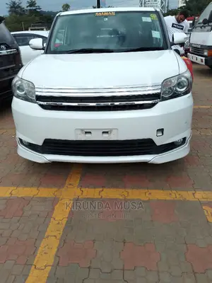 Toyota Corolla Rumion Hatchback 1.5 FWD 2010 White