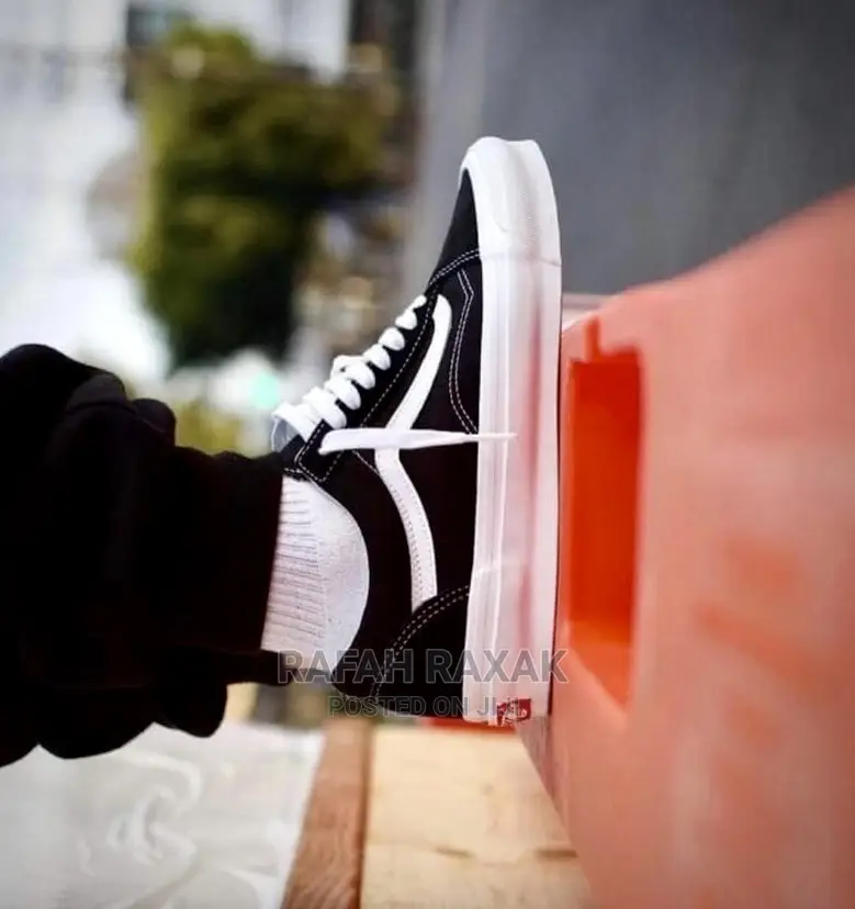 Original Unisex Black White Vans Off the Wall