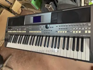 Yamaha Keyboard S670
