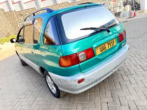 Photo - Toyota Ipsum 1999 Green