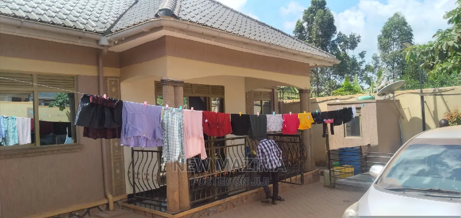 4bdrm Bungalow in Ntebe Rd Kitende, Central Division for sale