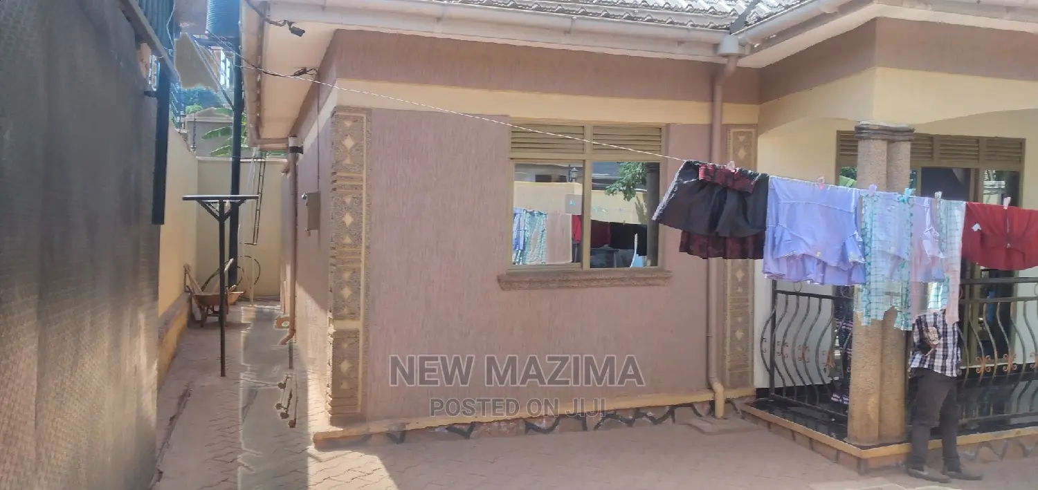 4bdrm Bungalow in Ntebe Rd Kitende, Central Division for sale