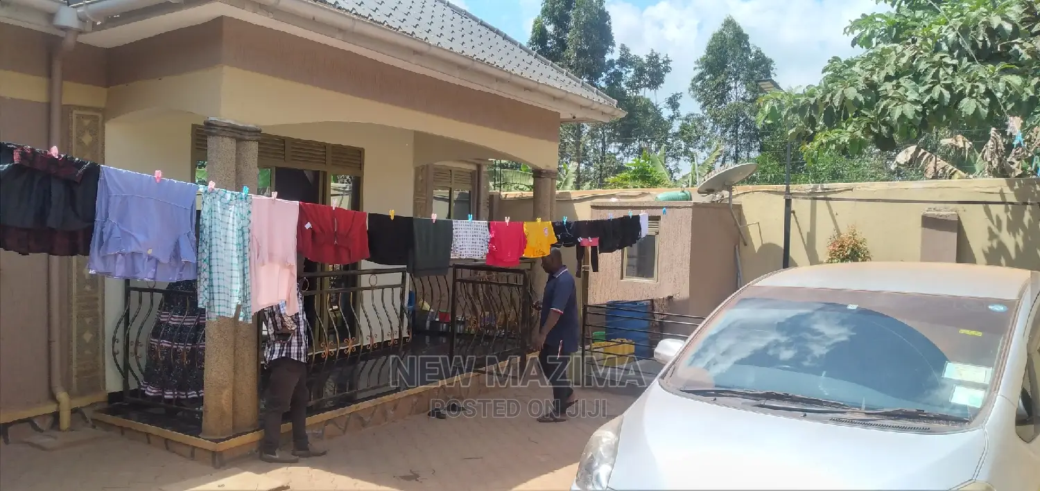 4bdrm Bungalow in Ntebe Rd Kitende, Central Division for sale