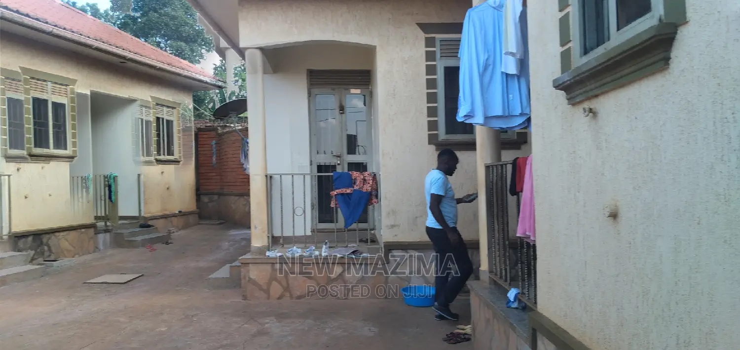 5bdrm House in Zana Ntebe Rd, Central Division for sale