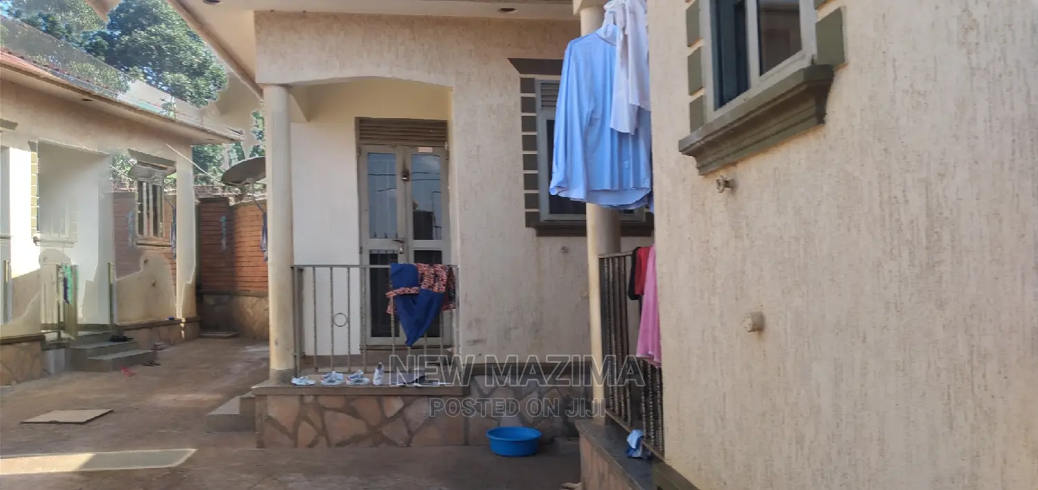 5bdrm House in Zana Ntebe Rd, Central Division for sale