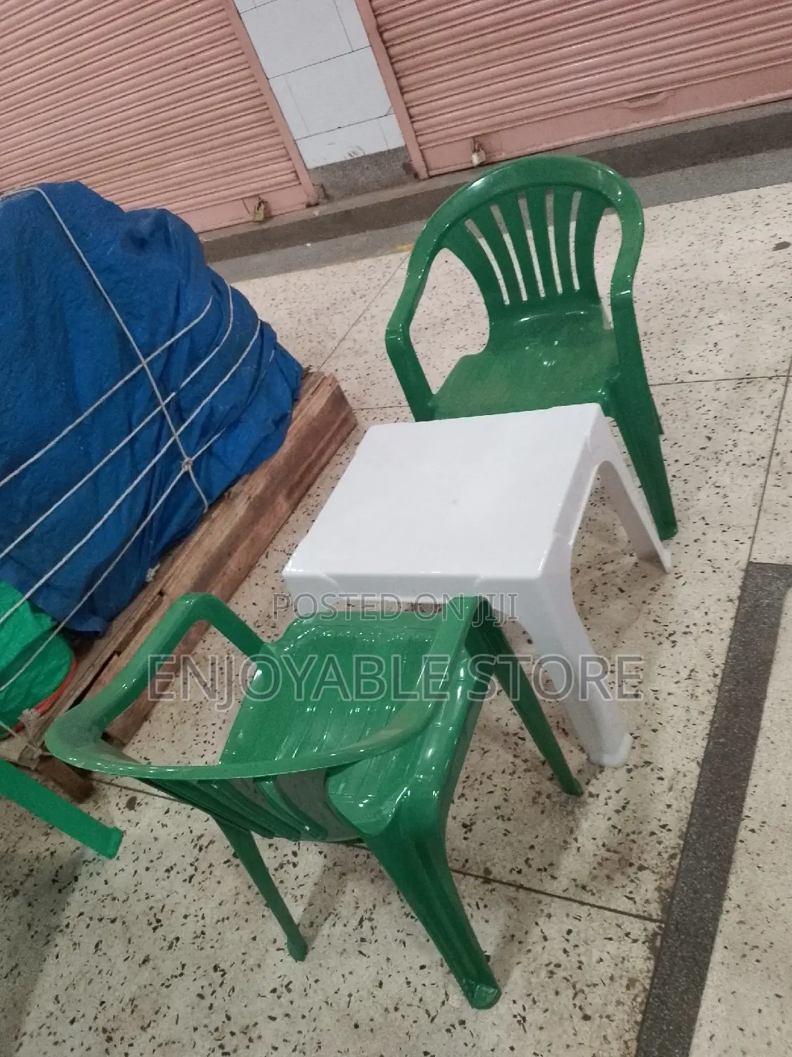 Plastic 2chairs and Table