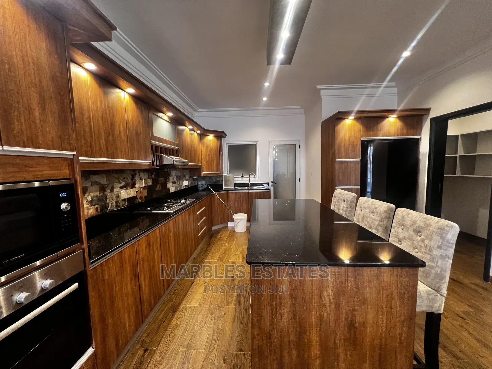Furnished 3bdrm Apartment in Rose Wood, Central Division for rent