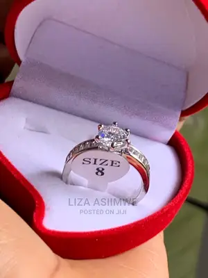 Engagement Rings Available at a Good Price With a Ring Box