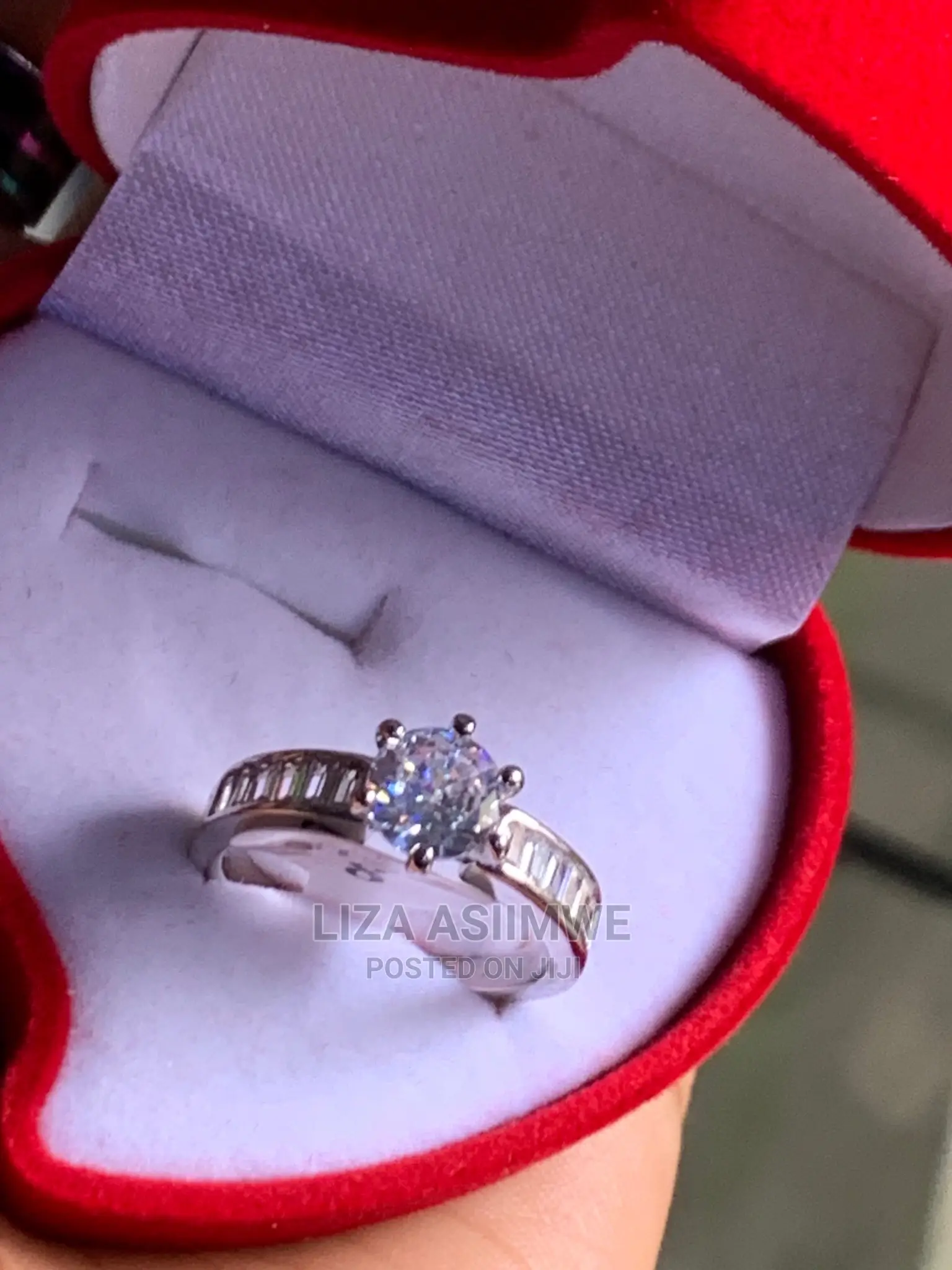 Engagement Rings Available at a Good Price With a Ring Box