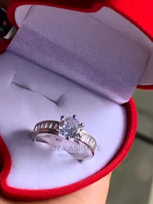 Engagement Rings Available at a Good Price With a Ring Box