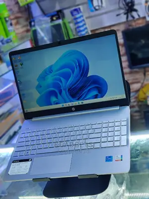 Laptop HP 15-Dw0037wm 8GB Intel Core I5 SSD 256GB