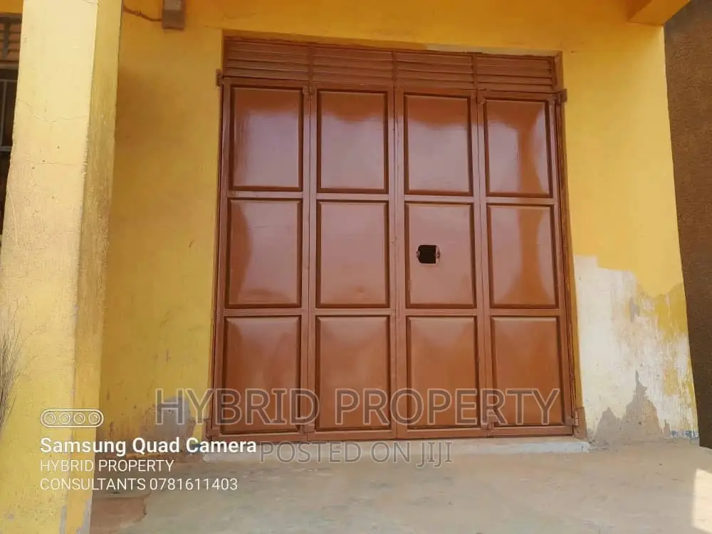 Beautiful Shops for Renting at Wakiso Town~Hoima Road.