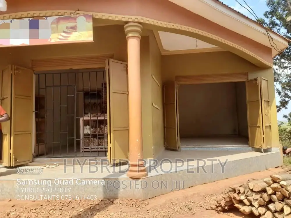 Beautiful Shops for Renting at Wakiso Town~Hoima Road.