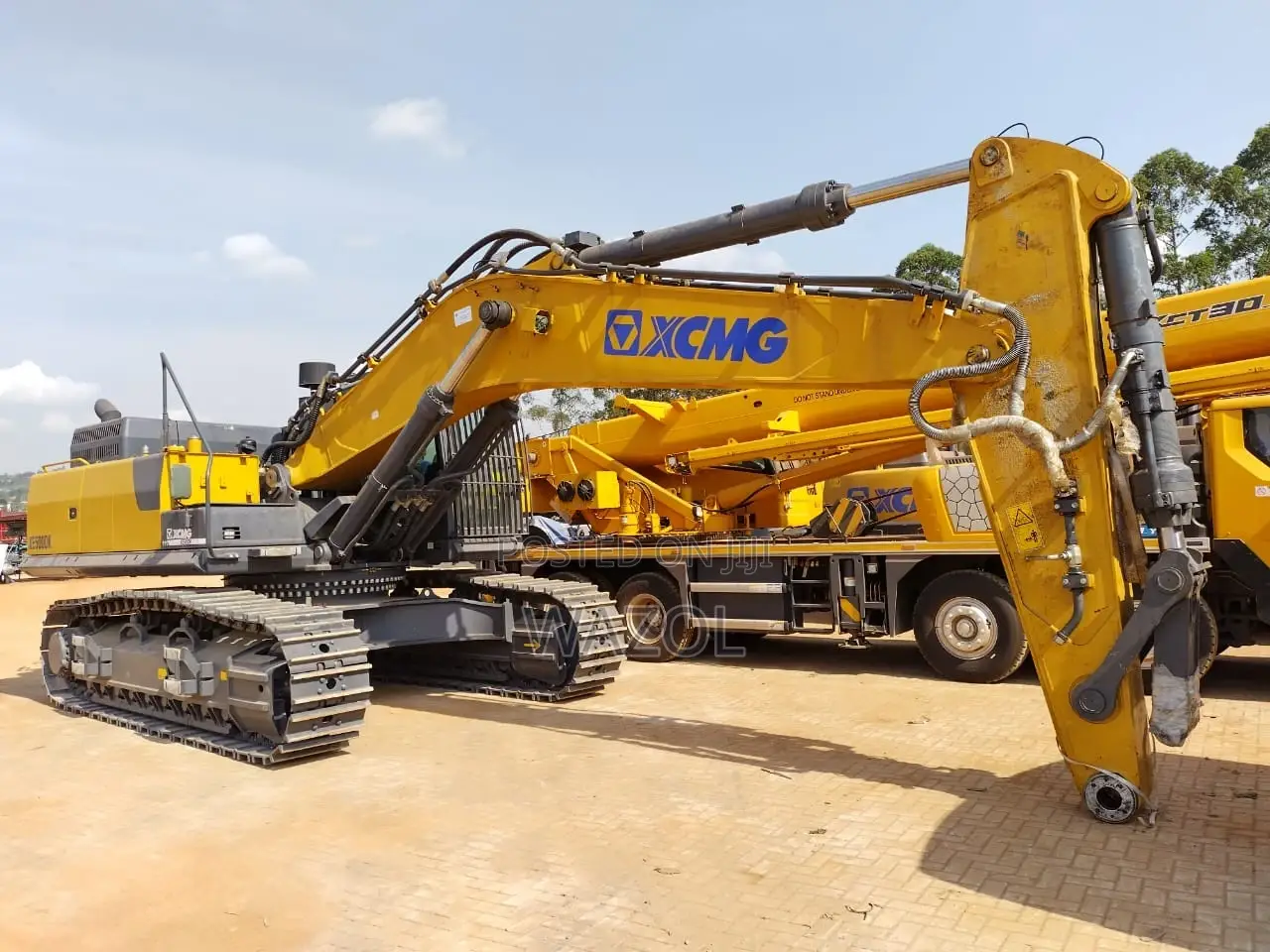 Hire Sinotrucks and Heavy Machines Eg Excavators,Graders Etc