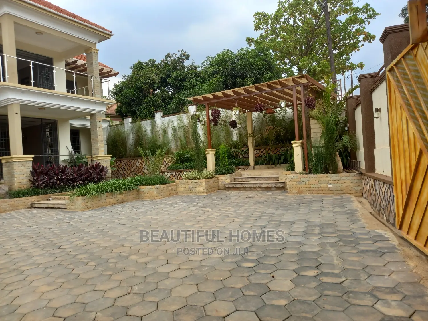 Furnished 6bdrm Duplex in Kyanja All Tarmack, Nakawa for sale