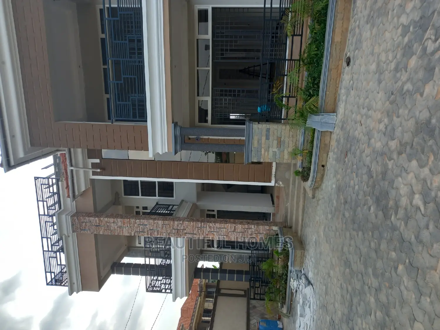 Furnished 6bdrm Duplex in Kisaasi All Tarmack, Nakawa for sale