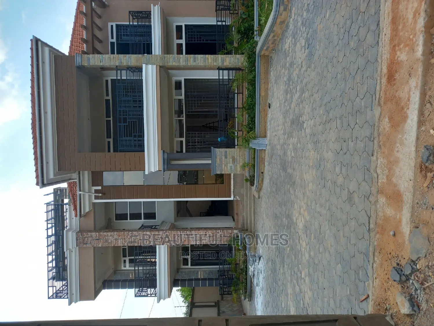 Furnished 6bdrm Duplex in Kisaasi All Tarmack, Nakawa for sale